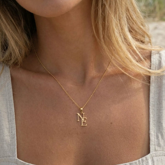 Personlig Bogstavhalskæde – Et Unikt Smykke med Dine Initialer